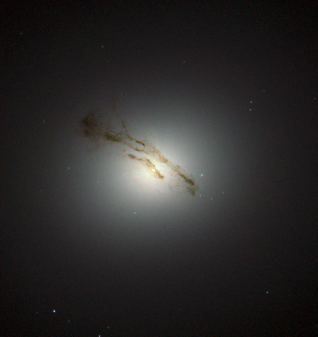 Хаббл охотился за отдаленной эллиптической галактикой