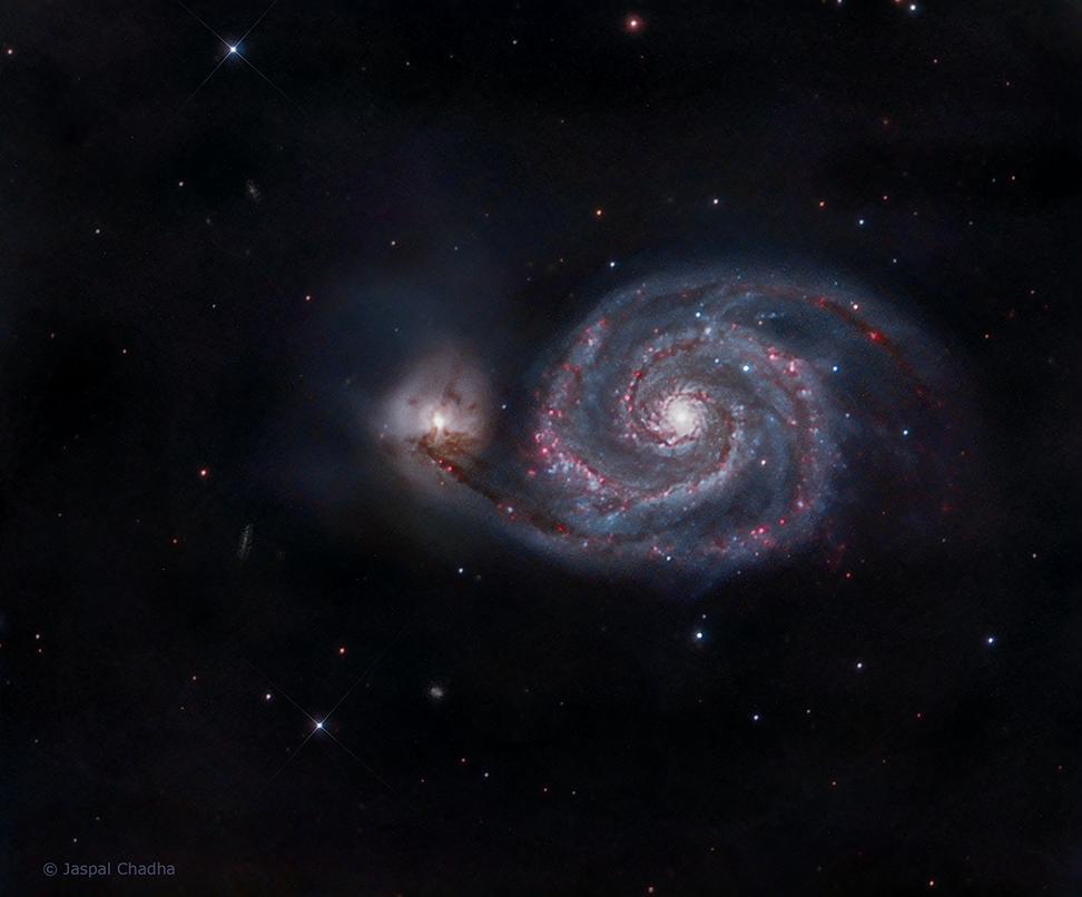 Галактика Водоворот сияет фиолетовым и синим на любительской фотографии