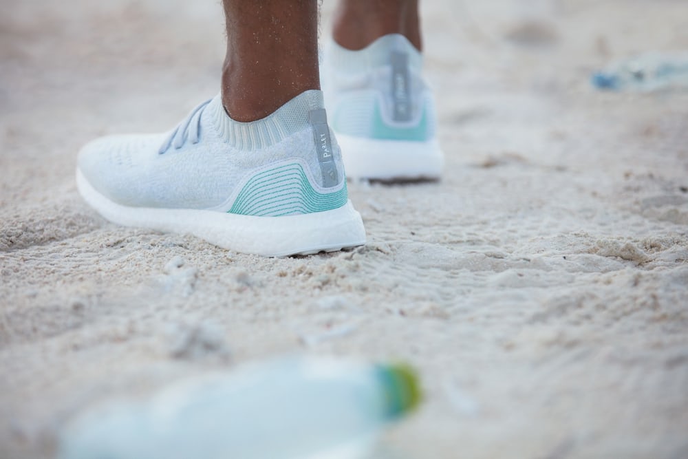 Adidas продает кроссовки из океанского пластика