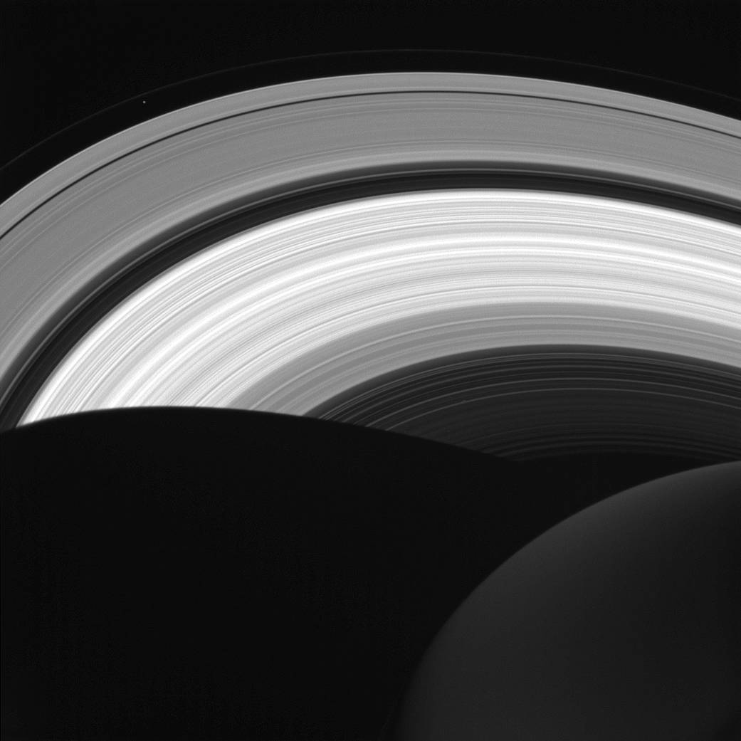 "Кассини" посмотрел на Сатурн свысока