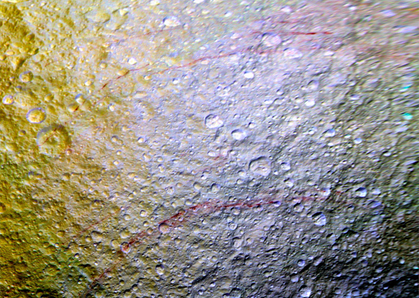 Красные арки обнаружены на ледяной луне Сатурна