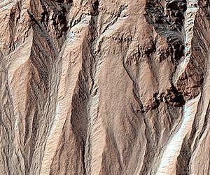 NASA продолжает изучать сухой лед на Марсе