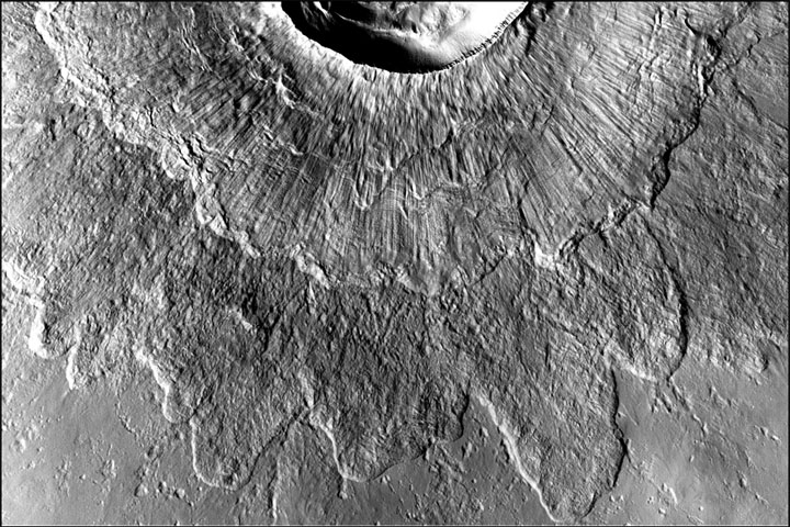 Двуслойные кратеры на Марсе: весь секрет в кубике льда