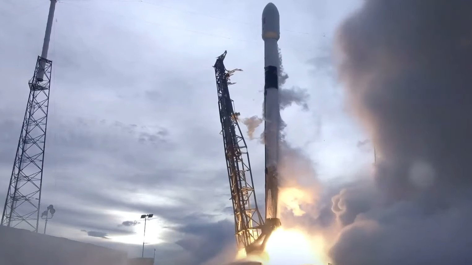 SpaceX cловила обтекатель, падающий из космоса