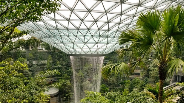 Строится самый высокий в мире крытый водопад в аэропорту