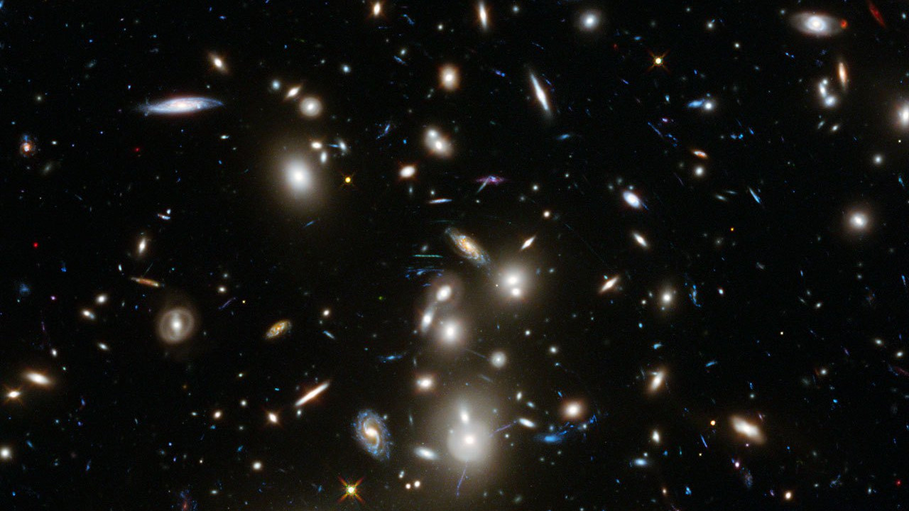 Слабое свечение в скоплениях галактик освещает темную материю