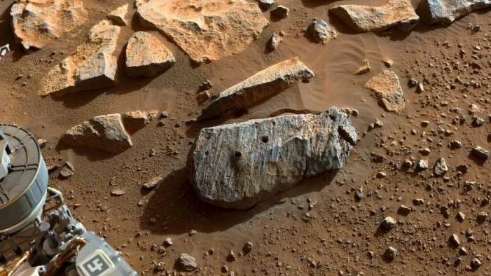 Марсоход Perseverance успешно собирает камни на Марсе