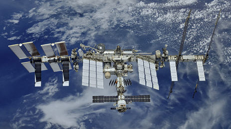 Астронавты починили детектор на космической станции