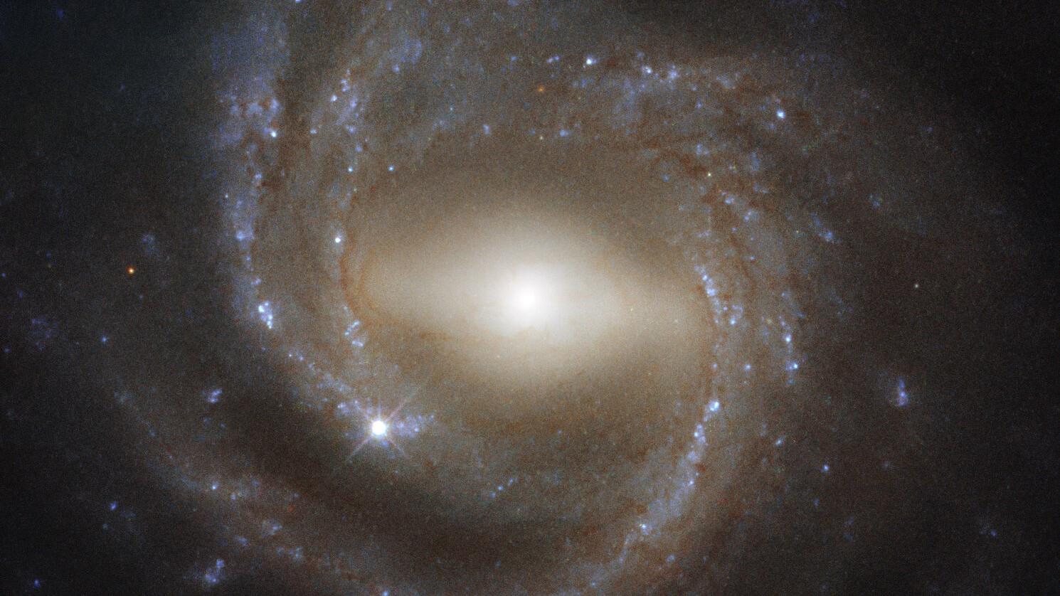 Зрелая галактика завораживает на новом фото от Хаббла