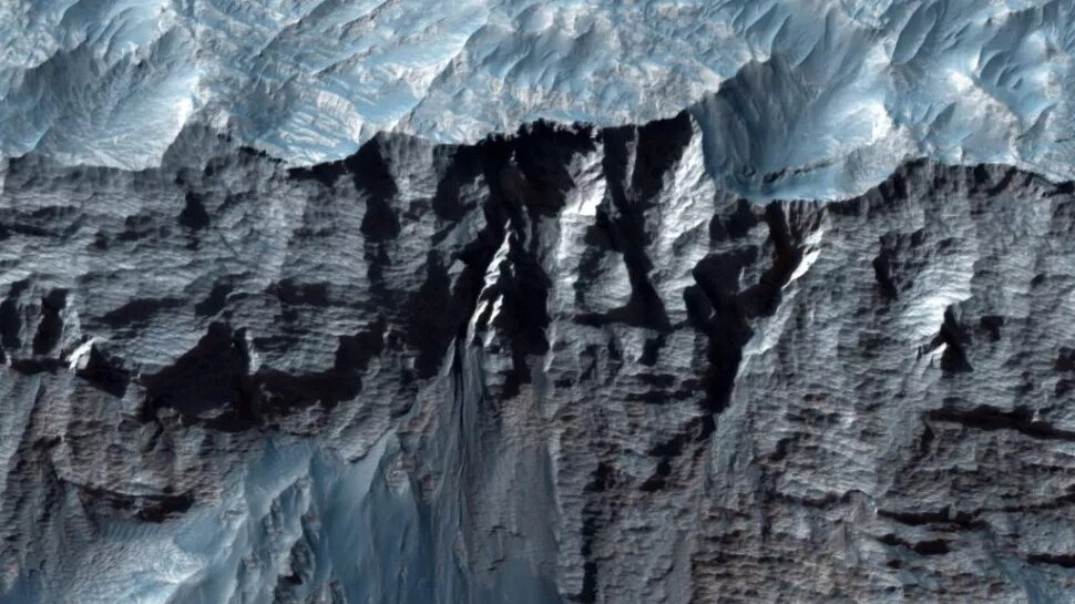 Получены новые изображения самого Большого каньона в Солнечной системе