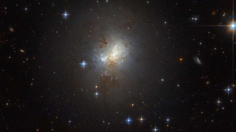 Хаббл наблюдает за крошечной галактикой с большим сердцем