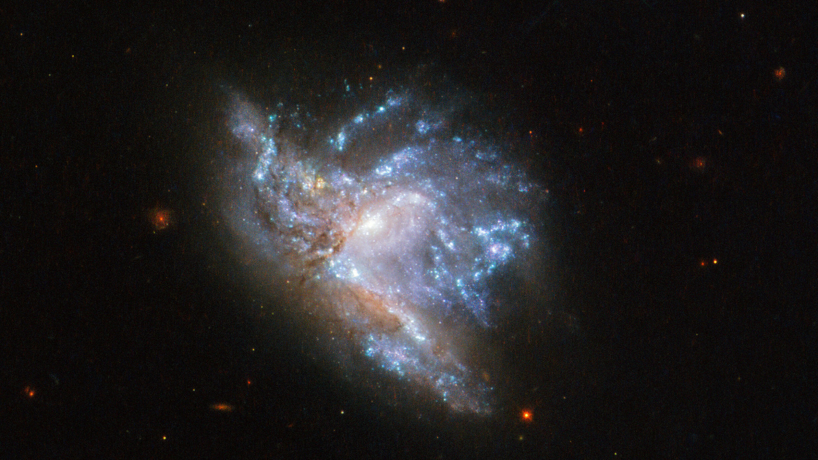 Хаббл демонстрирует ослепительное столкновение двух галактик