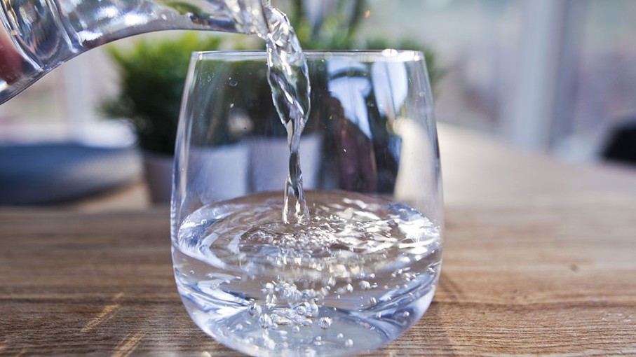 Пить воду и жить дольше? Исследование находит связь между гидратацией и старением