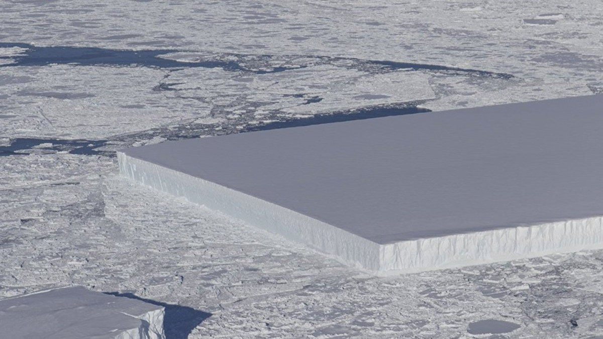 NASA обнаружило необычный прямоугольный айсберг в Антарктиде