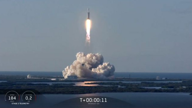 Компания SpaceX успешно запустила тяжелую ракету Falcon Heavy